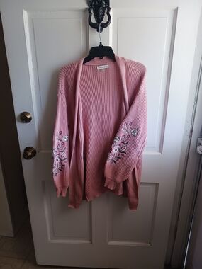 Francesca's Women's Floral Embroidered Open-Front Cardigan Sweater - Pink